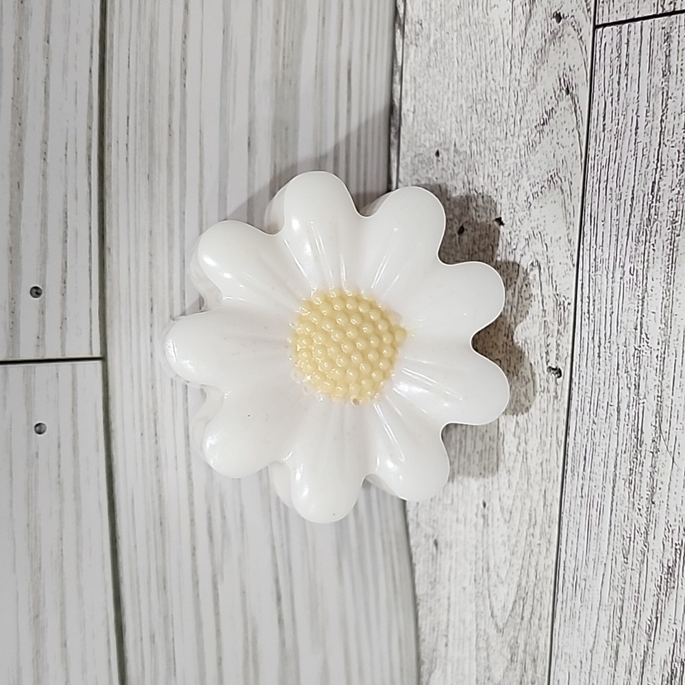 Lilac-scented Daisy soap